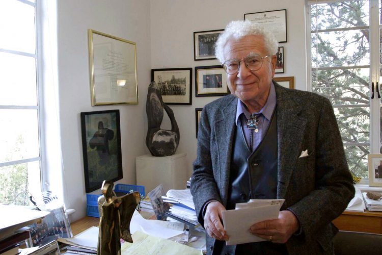 Esta imagen del 14 de noviembre de 2003 muestra a Murray Gell-Man, ganador del premio Nobel de física en 1969, en el Instituto Santa Fe, en Santa Fe, Nuevo México. (AP Foto/Jane Bernard, archivo)