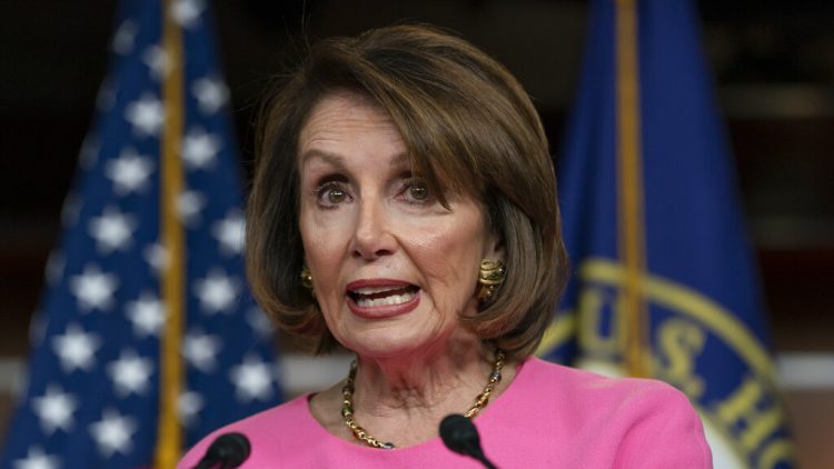 La presidenta de la cámara baja Nancy Pelosi, demócrata por California, habla con reporteros en el Capitolio en Washington, el jueves 23 de mayo del 2019. Foto: J. Scott Applewhite / AP.