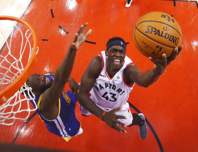 Pascal Siakam, de los Raptors de Toronto, salta hacia la cesta frente a Draymond Green, de los Warriors de Golden State, durante el primer partido de la Final de la NBA, en Toronto, el jueves 30 de mayo de 2019. Foto: Gregory Shamus/Pool Photo vía AP.