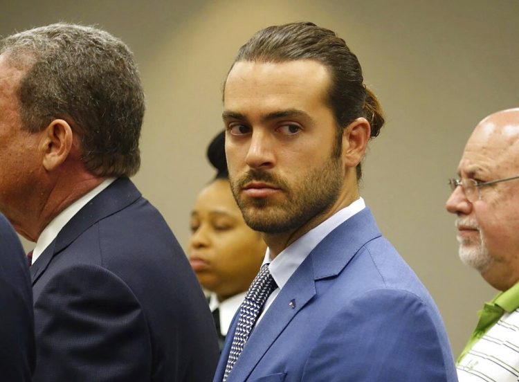 El actor mexicano Pablo Lyle comparece en una corte en Miami-Dade, Florida, el lunes 8 de abril del 2019. Lyle, que inicialmente enfrentó un cargo de agresión, fue acusado el miércoles de homicidio luego que un hombre al que golpeó en el rostro durante una confrontación vial falleció. Foto: David Ovalle / Miami Herald vía AP.