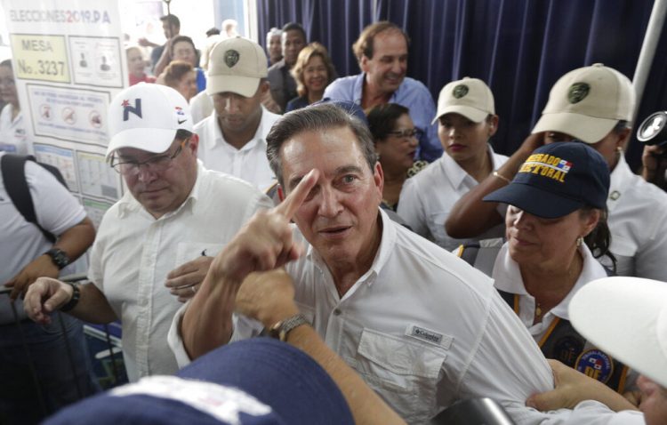 El candidato presidencial Laurentino Cortizo, del opositor Partido Revolucionario Democrático (PRD), llega a un centro de votación durante las elecciones generales en la ciudad de Panamá, el domingo 5 de mayo de 2019. Cortizo, un ganadero de 66 años que estudió administración de empresas en los Estados Unidos y fue ministro de Agricultura bajo la presidencia de Martin Torrijos, lidera las encuestas en medio de una contienda marcada por los escándalos de corrupción y la desaceleración económica. (AP Foto/Arnulfo Franco)