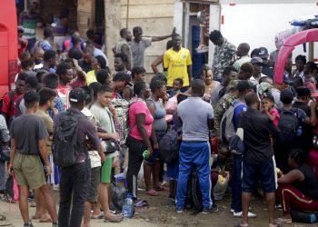 Un grupo de migrantes espera a un autobús que los lleve al norte en Peñitas, en la provincia de Darién, Panamá, el 10 de mayo de 2019. Foto: Arnulfo Franco / AP.