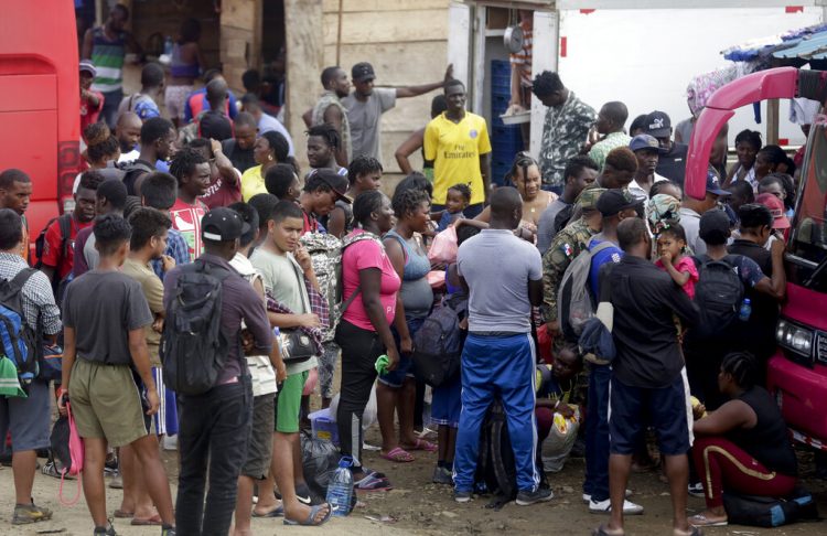 Un grupo de migrantes espera a un autobús que los lleve al norte en Peñitas, en la provincia de Darién, Panamá, el 10 de mayo de 2019. Foto: Arnulfo Franco / AP.