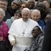 El Papa Francisco ríe con un grupo de fieles en su audiencia general semanal en la Plaza de San Pedro, Vaticano, 15 de mayo de 2019. Foto: Andrew Medichini / AP.