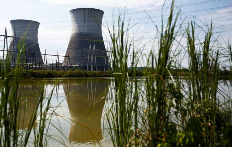 Las dos torres de enfriamiento de la planta nuclear de Bellefonte en Hollywood, Alabama. Foto: Brynn Anderson/AP.