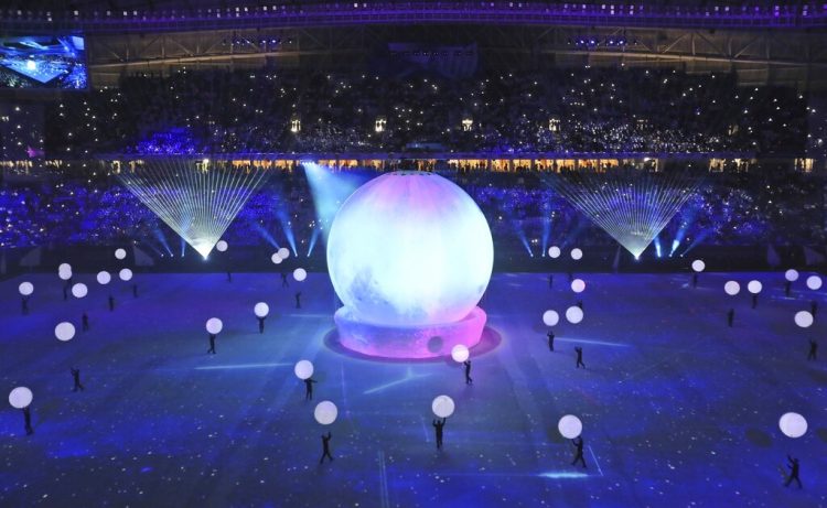 Ceremonia de inauguración del estadio Al Wakrah en Doha, Qatar, uno de los escenarios de la Copa Mundial de fútbol 2002. (AP Foto/Kamran Jebreili)