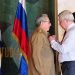 El expresidente cubano Raúl Castro (izq) recibe el premio Lenin de manos del primer vicepresidente de la Duma Estatal y del Partido Comunista de Rusia, Ivan Melnikov. Foto: @CubaMINREX / Twitter.