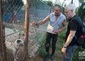 Ernesto junto a David Guggenheim en su refugio de perros al oeste de La Habana. Foto: Otmaro Rodríguez.