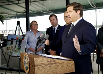 El gobernador de Florida, Ron DeSantis, habla durante un evento en Miami, el martes 7 de mayo de 2019. Foto: Lynne Sladky / AP.