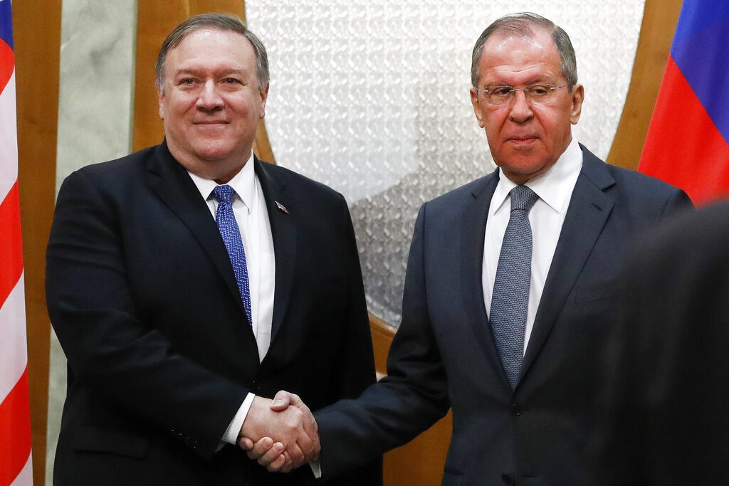 El secretario de Estado norteamericano Mike Pompeo, izquierda, y el canciller ruso Serguei Lavrov se estrechan las manos antes de su reunión en Sochi, Rusia, martes 14 de mayo de 2019. (AP Foto/Pavel Golovkin, Pool)