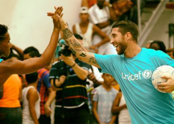 Sergio Ramos durante su viaje anterior, celebra ndo un gol con un joven cubano. Foto: Tomada de Online Tours