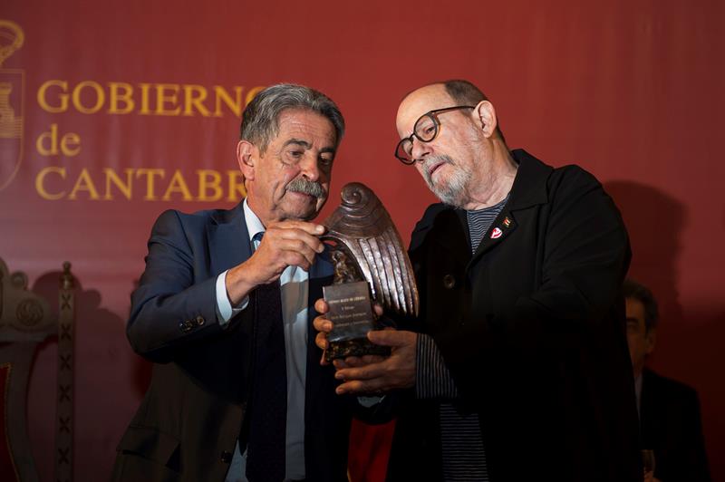 El cantautor cubano, Silvio Rodríguez junto al presidente de Cantabria, Miguel Ángel Revilla durante la entrega de los premios Beato de Liébana, hoy la localidad cántabra de Potes. EFE/Pedro Puente Hoyos.