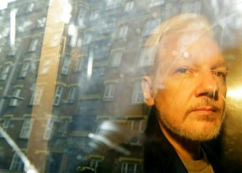 El fundador de WikiLeaks, Julian Assange, es trasladado desde el tribunal, donde compareció acusado de saltarse los términos de su fianza en Gran Bretaña hace siete años, en Londres,1ro de mayo de 2019. Foto: Matt Dunham / AP / Archivo.