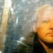 El fundador de WikiLeaks, Julian Assange, es trasladado desde el tribunal, donde compareció acusado de saltarse los términos de su fianza en Gran Bretaña hace siete años, en Londres,1ro de mayo de 2019. Foto: Matt Dunham / AP / Archivo.