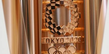 ARCHIVO - Foto de archivo, 20 de marzo de 2019, del emblema de la antorcha olimpica de los Juegos Olímpicos de Tokio 2020. (AP Foto/Eugene Hoshiko, File)