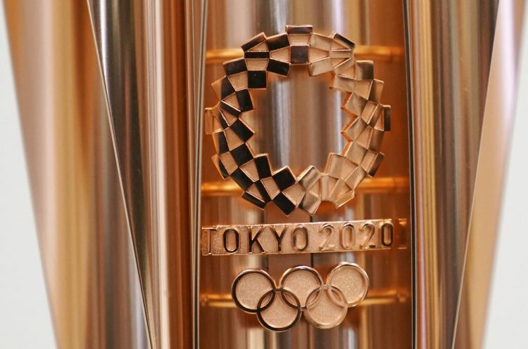 ARCHIVO - Foto de archivo, 20 de marzo de 2019, del emblema de la antorcha olimpica de los Juegos Olímpicos de Tokio 2020. (AP Foto/Eugene Hoshiko, File)