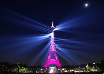 La Torre Eiffel emite luces láser en un espectáculo con motivo de su 130 aniversario en París, el miércoles 15 de mayo de 2019. Foto: Christophe Ena / AP.