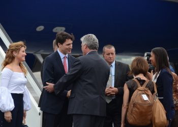 A su llegada a la isla en noviembre de 2016, Justin Trudeau fue recibido por Miguel Díaz-Canel Bermúdez, entonces primer vicepresidente de los Consejos de Estado y de Ministros. Foto: Joaquín Hernández Mena/Trabajadores.