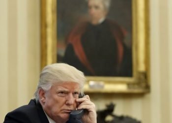 Trump habla por teléfono en la Oficina Oval el 28 de enero de 2017. Detrás, un cuadro de Andrew Jackson. Foto: Alex Brandon/AP.