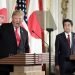 El presidente de Estados Unidos, Donald Trump, a la izquierda, habla mientras el primer ministro de Japón, Shinzo Abe, escucha durante una rueda de prensa en el Palacio de Akasaka en Tokio, el lunes 27 e mayo de 2019. (Kiyoshi Ota/Pool Photo via AP)