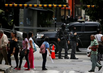 Agentes enmascarados del servicio de inteligencia de Venezuela montan guardia en la entrada del Congreso, controlado por la oposición, donde se ha bloqueado el acceso a los legisladores y al público, en Caracas, Venezuela, el martes 14 de mayo de 2019. (AP Foto / Fernando Llano)