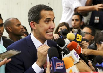 El líder opositor de Venezuela y autoproclamado presidente interino del país, Juan Guaidó, habla con los medios después de una reunión sobre el "Plan País" en la Universidad Católica Andrés Bello, en Caracas, Venezuela, el viernes 24 de mayo de 2019. Foto: Fernando Llano / AP.