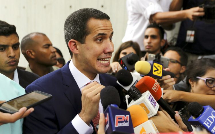 El líder opositor de Venezuela y autoproclamado presidente interino del país, Juan Guaidó, habla con los medios después de una reunión sobre el "Plan País" en la Universidad Católica Andrés Bello, en Caracas, Venezuela, el viernes 24 de mayo de 2019. Foto: Fernando Llano / AP.