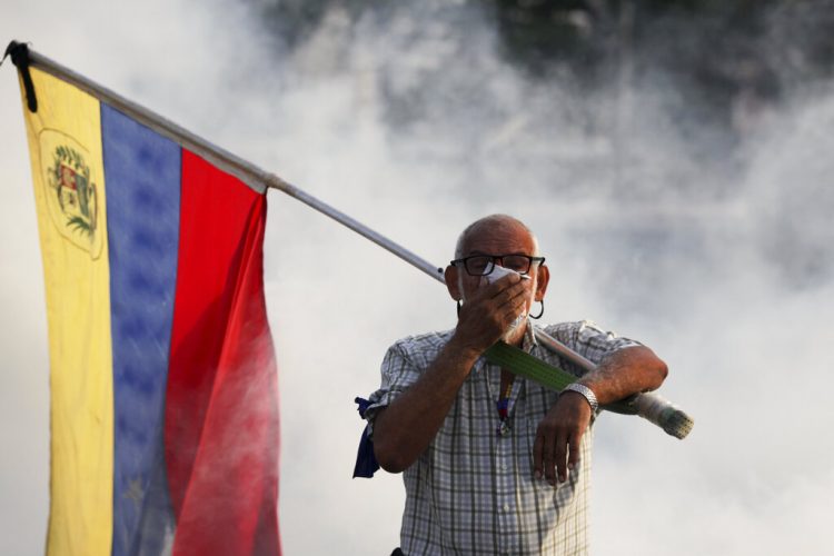 Opositor al presidente venezolano Nicolás Maduro en Caracas,  el martes 30 de abril de 2019.  Foto: Boris Vergara / AP.