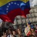 Simpatizantes del líder opositor venezolano Juan Guaidó se reúnen en Madrid, el martes 30 de abril de 2019. Foto: Bernat Armangue / AP.