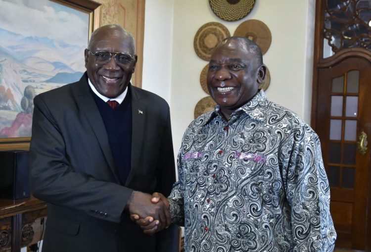 El primer vicepresidente cubano, Salvador Valdés Mesa (i), junto al presidente de ese país, Cyril Ramaphosa, durante el encuentro en Pretoria. Foto: Embajada de Cuba en Sudáfrica/EFE.