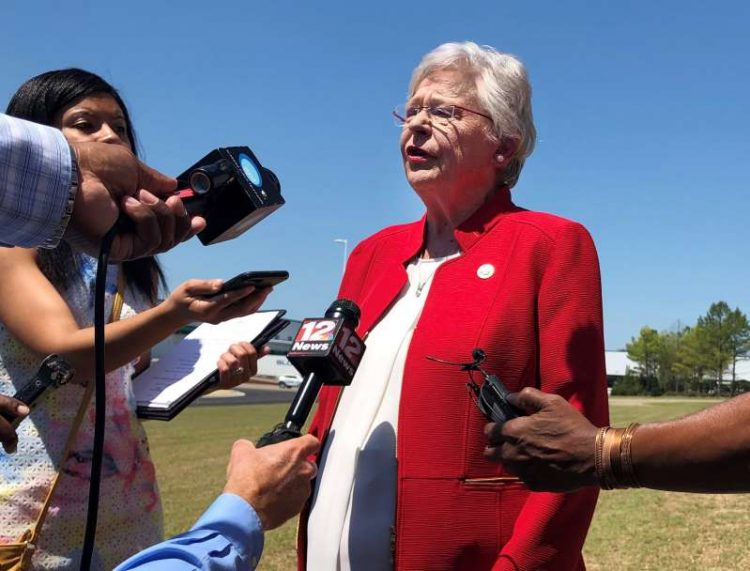 La gobernadora de Alabama, Kay Ivey, mientras visitaba una fábrica de automóviles en Montgomery, Alabama, el miércoles 15 de mayo de 2019.  Foto: Blake Paterson/ AP.