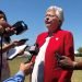 La gobernadora de Alabama, Kay Ivey, mientras visitaba una fábrica de automóviles en Montgomery, Alabama, el miércoles 15 de mayo de 2019.  Foto: Blake Paterson/ AP.