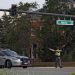 Un oficial de la policía desvía el tráfico desde la intersección de Princess Anne Road y Nimmo Parkway luego de un tiroteo en el Centro Municipal de Virginia Beach el viernes 31 de mayo de 2019. Foto: AP.