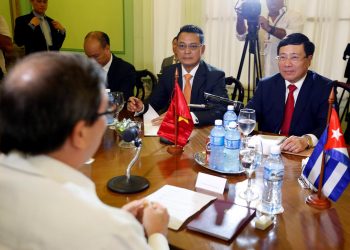 El ministro de Exteriores de Cuba, Bruno Rodríguez Parilla (c-i), se reúne con su homólogo vietnamita, Pham Binh Min (c-d), este lunes, en La Habana, Cuba. Foto: Ernesto Mastrascusa / EFE.