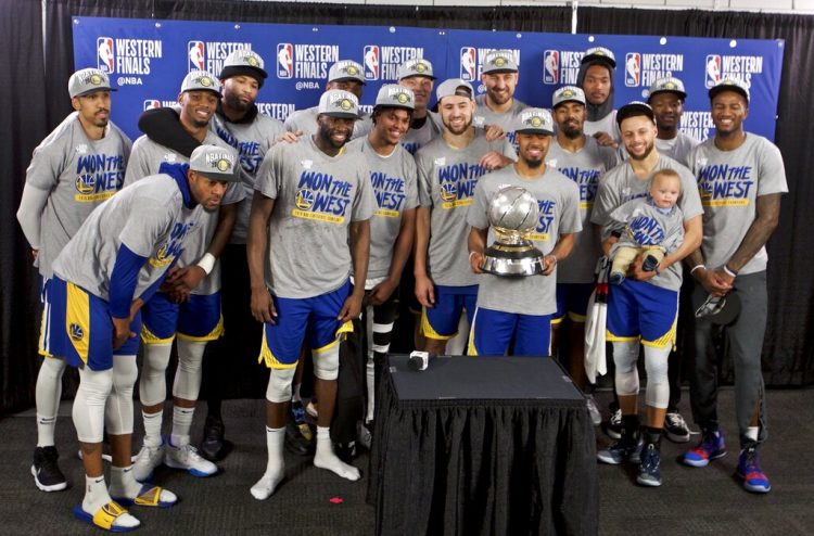 Los Warriors de Golden State posan con el trofeo de campeones de la Conferencia del Oeste, tras barrera a los Trail Blazers de Portland, el lunes 20 de mayo de 2019 Foto: Craig Mitchelldyer / AP.