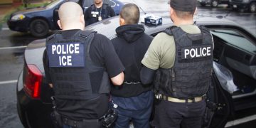 Fotografía de archivo, publicada por el Servicio de Control de Inmigración y Aduanas de Estados Unidos, de un extranjero es arrestado durante un operativo contra inmigrantes ilegales para su posterior deportación. Foto: Charles Reed/Servicio de Control de Inmigración y Aduanas vía AP/ Archivo.