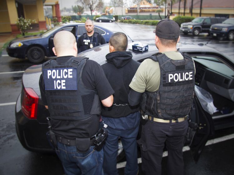 Fotografía de archivo, publicada por el Servicio de Control de Inmigración y Aduanas de Estados Unidos, de un extranjero es arrestado durante un operativo contra inmigrantes ilegales para su posterior deportación. Foto: Charles Reed/Servicio de Control de Inmigración y Aduanas vía AP/ Archivo.