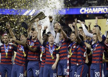 Estados Unidos ganó la pasada edición de la Copa Oro, pero una oleada de malos resultados y la no clasificación al Mundial ponen en dudas sus posibilidades de repetir la corona ahora. Foto: AP