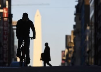 Este acuerdo podría aliviar su situación económica ya que está prevista una recesión de más de 10% en 2020. Foto: Gustavo Garello/AP.