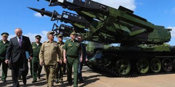 El ya exministro del las Fuerzas Armadas de Cuba, Leopoldo Cintras Frías (4-i), junto al ministro de Defensa de Rusia, Serguei Shoigu (2-d), durante un intercambio entre los altos mandos militares de ambos países. Foto: hispantv.com / Archivo.