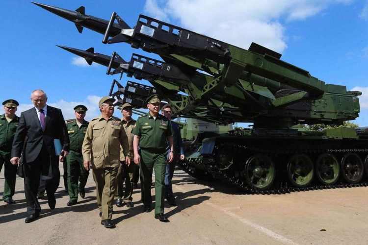 El ya exministro del las Fuerzas Armadas de Cuba, Leopoldo Cintras Frías (4-i), junto al ministro de Defensa de Rusia, Serguei Shoigu (2-d), durante un intercambio entre los altos mandos militares de ambos países. Foto: hispantv.com / Archivo.