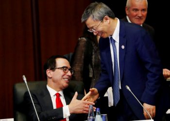 El gobernador del Banco Central de China, Yi Gang, estrecha la mano del secretario del Tesoro de Estados Unidos, Steve Mnuchin (izquierda), durante la cumbre de ministros de Finanzas y gobernadores de bancos centrales del G20, en Fukuoka, Japón, el 8 de junio de 2019. Foto: Kim Kyung-hoon / Pool Photo vía AP.