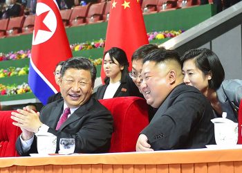 El líder norcoreano, Kim Jong Un (der), y el presidente chino, Xi Jinping (izq), durante una exhibición de gimnasia en un estadio en Pyongyang, Corea del Norte, el 20 de junio de 2019. Foto: Korean Central News Agency/Korea News Service vía AP.