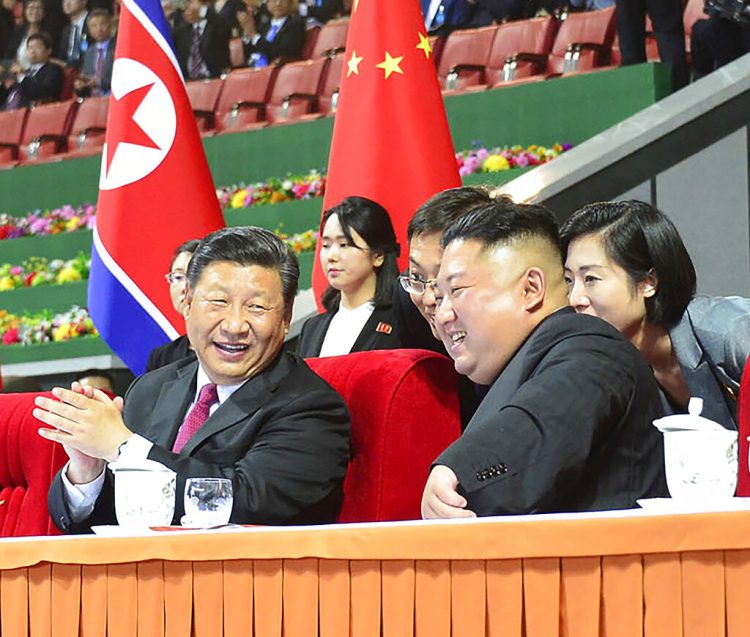 El líder norcoreano, Kim Jong Un (der), y el presidente chino, Xi Jinping (izq), durante una exhibición de gimnasia en un estadio en Pyongyang, Corea del Norte, el 20 de junio de 2019. Foto: Korean Central News Agency/Korea News Service vía AP.