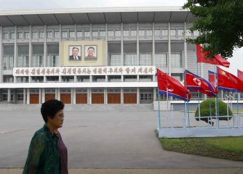 Banderas nacionales de Corea del Norte y China adornan una calle en Pyongyang, Corea del Norte, el 20 de junio de 2019, con motivo de la visita del presidente de China, Xi Jinping. (AP Foto/Jon Chol Jin)