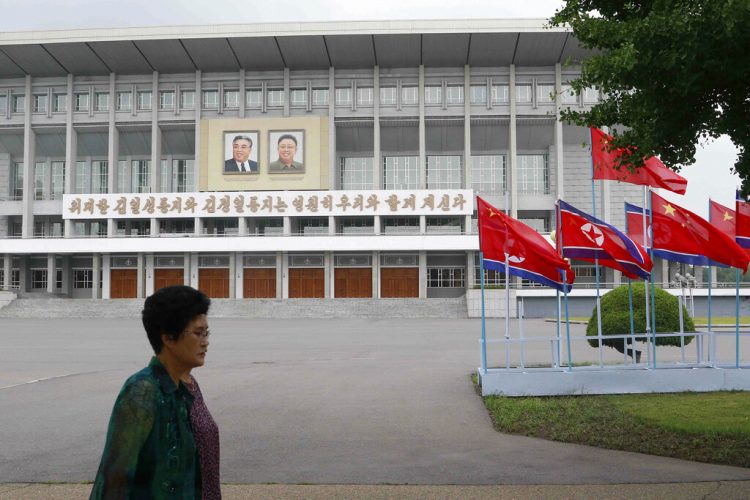 Banderas nacionales de Corea del Norte y China adornan una calle en Pyongyang, Corea del Norte, el 20 de junio de 2019, con motivo de la visita del presidente de China, Xi Jinping. (AP Foto/Jon Chol Jin)