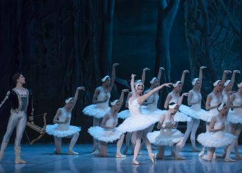 El Ballet Nacional de Cuba en "El lago de los cisnes". Foto: Cubaescena / Archivo.