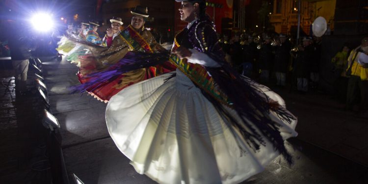 Unas mujeres desfilan en la pasarela del concurso Cholita Paceña 2019 en La Paz, Bolivia, el viernes 28 de junio de 2019. (AP Foto/Juan Karita)