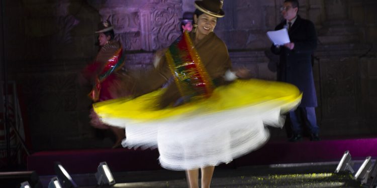 Una mujer aymara camina por la pasarela del certamen de belleza Cholita Paceña 2019, en La Paz, Bolivia, el viernes 28 de junio de 2019. (AP Foto/Juan Karita)