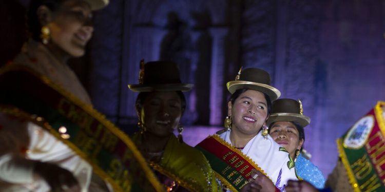 Unas mujeres caminan por la pasarela del certamen de belleza Cholita Paceña 2019, en La Paz, Bolivia, el viernes 28 de junio de 2019. (AP Foto/Juan Karita)